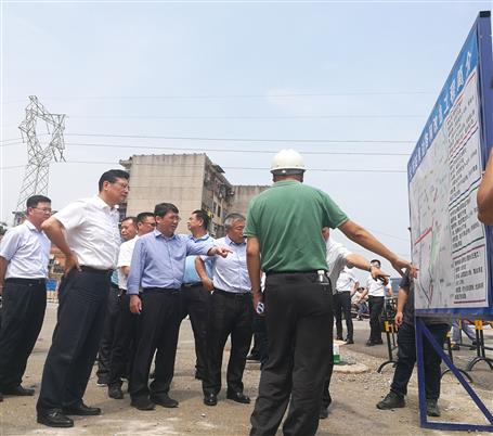 鄭俊康、吳煒到火車站周邊路網(wǎng)改造工程調(diào)研