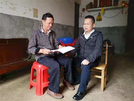 覃振華帶隊(duì)開展精準(zhǔn)幫扶“一戶一冊一卡”入戶活動