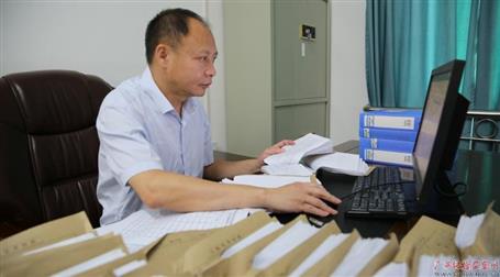 初心不改　本色不褪——記廣西勤廉榜樣、河池市紀委副書記、監(jiān)委副主任黃振林