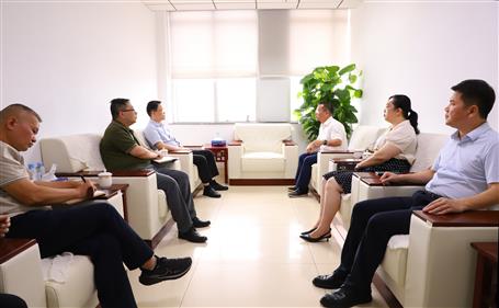 覃振華與柳北區(qū)委書記、區(qū)長(zhǎng)石中華舉行工作會(huì)談